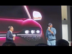 著名演员陈道明坐问界M9现身赛力斯展台，现场调侃：怎么来了这么多人！我开了三个月，我认为问界M9很好