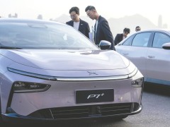 智驾新战场！车企竞速“车位到车位”功能 业内：“端到端”技术进入2.0阶段