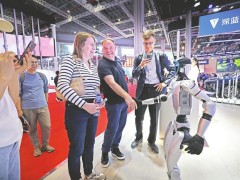 人形机器人成上海车展“新宠” 小鹏、比亚迪等都有布局